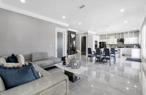 East Whittier House | HOME 20 MINS AWAY FROM DISNEY! 5 BEDS/5 FULL BATHS WITH GUESTHOUSE