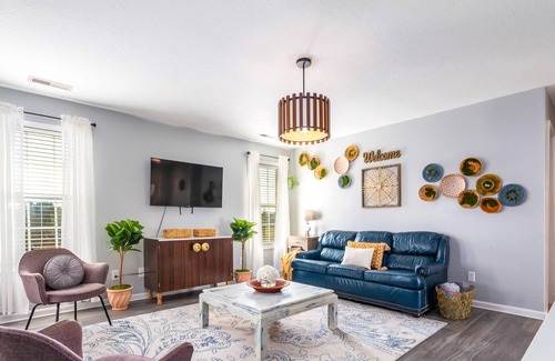 Athens House | Home 3 bedroom sleeps 8 · Airport · I-65 · Toyota