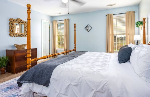 Athens House | Home 3 bedroom sleeps 8 · Airport · I-65 · Toyota
