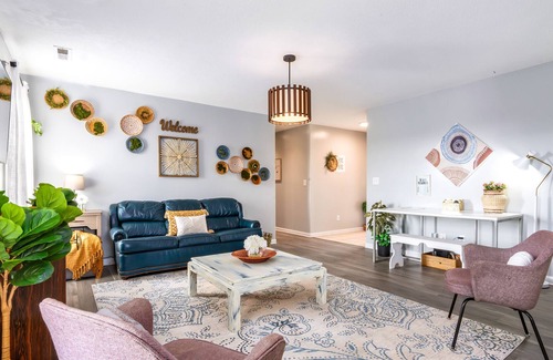 Athens House | Home 3 bedroom sleeps 8 · Airport · I-65 · Toyota