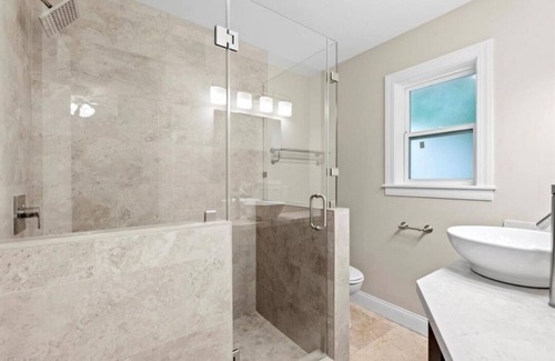 Spring House | Home 4 cozy stay & entertainment with Pool near Airport & The Woodlands/Spring