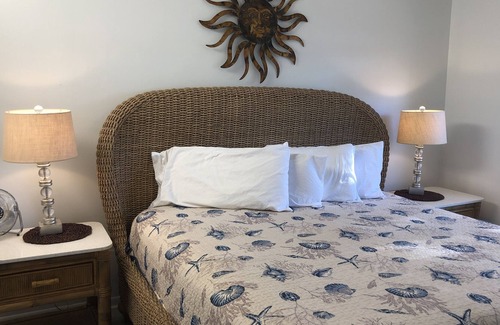 Parker House | Home 5 minutes to Tyndal AFB gate. Private boat dock with slips. 1 blk from bay