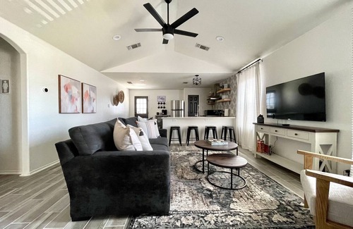 Southside House | Home 7 min to Lackland AFB & close to SeaWorld