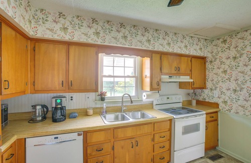 Cross Plains House | Home 9 Mi to Dtwn Springfield w/Porch & Yard!