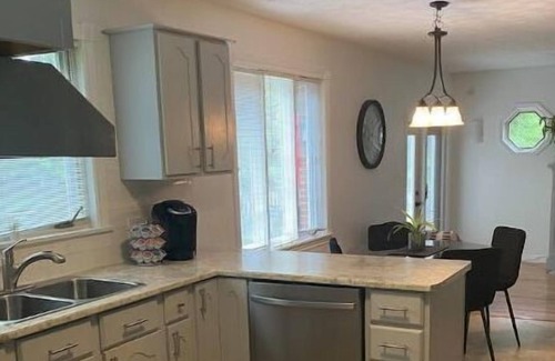 Cornwall House | Home amongst the trees-3 bed/3 bath modern stay!