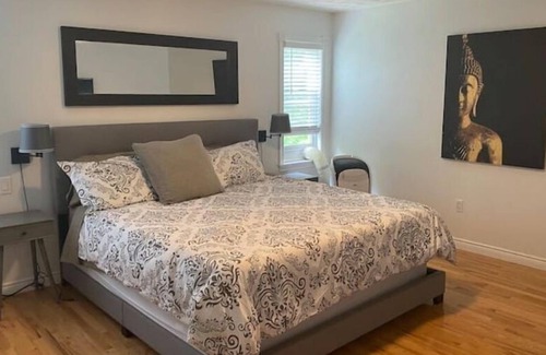 Cornwall House | Home amongst the trees-3 bed/3 bath modern stay!