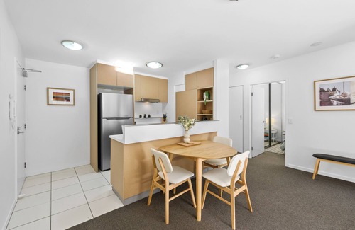 Spring Hill Apartment | Home away from Home! 2Bed/1Bath/Car/Pool~2kms CBD