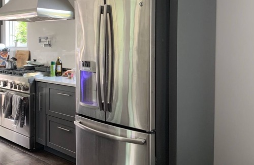 East Brunswick House | Home away from home. Modern aesthetic.Equipped luxury kitchen. Three full baths.
