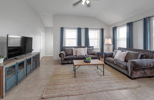 Baytown House | Home away from home. Cozy retreat in East Houston.