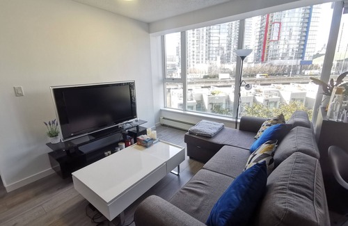 Crosstown Condo | Home Away From Home 2BR condo in Stadium District