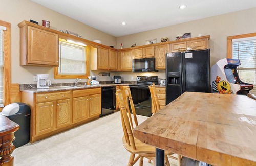 Sloans Valley House | Home Away From Home 25R- Fun, Lake Cumberland, Golf Carts, Pickleball, Pool