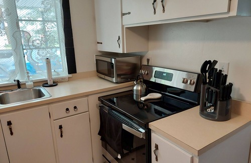 Erie House | Home away from home! Centrally Located - dedicated work area