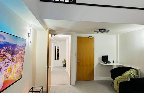 Derby Apartment | Home Away from Home- City Centre Gem