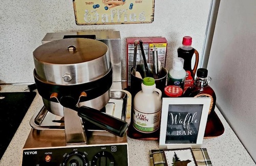 Russian Jack Park House | Home Away from home, fully/equipped, nearJBER, private parking <4 miles Downtown