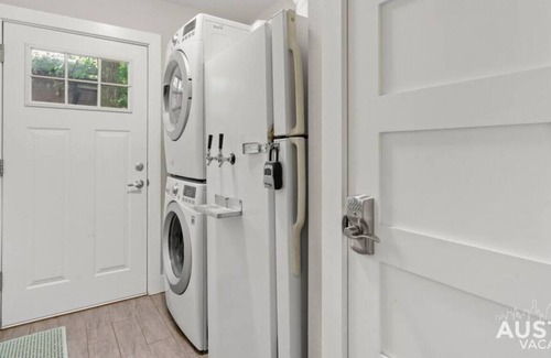 McKinley Heights House | Home Away From Home in E Austin! Yard + Laundry