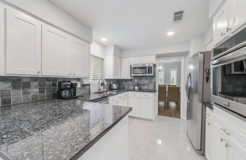 Houston House | Home Away From Home, Med Center, Sports, Shopping