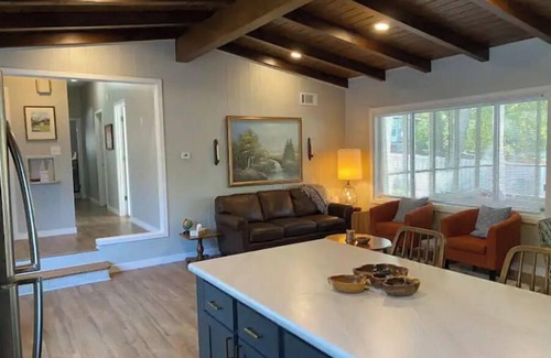 South Central Omaha House | Home away from Home- Mid Century Style - central Omaha (5 min from I-80)
