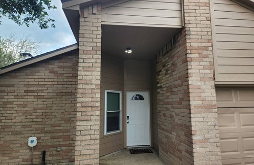 Baytown House | Home away from home near plants and hospital contractors welcome.