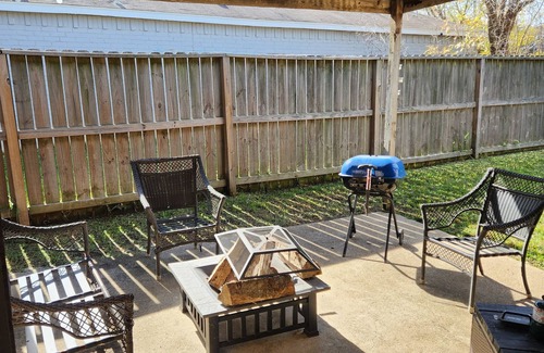 Baytown House | Home away from home near plants and hospital contractors welcome.