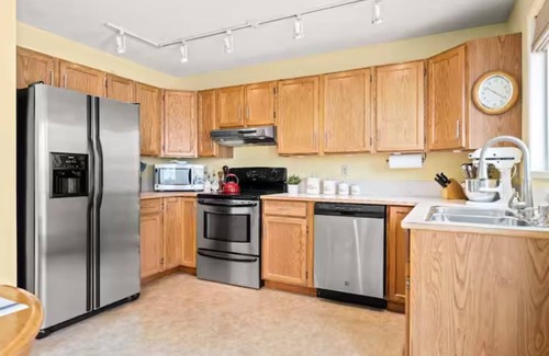 Calgary House | Home away from home:-)nVery near to the airport!nBreakfast included