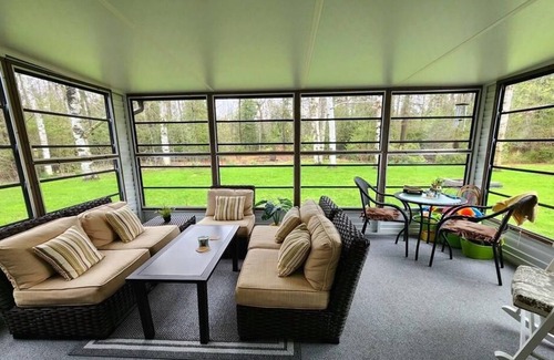 Huron-Kinloss Bed & Breakfast | Home Away from Home (Point Clark)nClean and quiet Room for Rent!