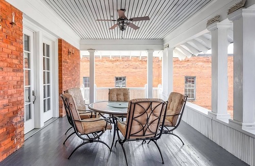 Abbeville House | Home Away from Home! Relaxing Stay with FREE Parking and FREE Breakfast!