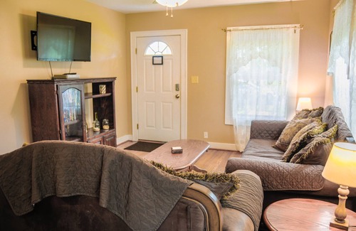 Bay City House | Home Away from Home.relax in our clean, comfy 2 BR, 1 bath house in Bay City