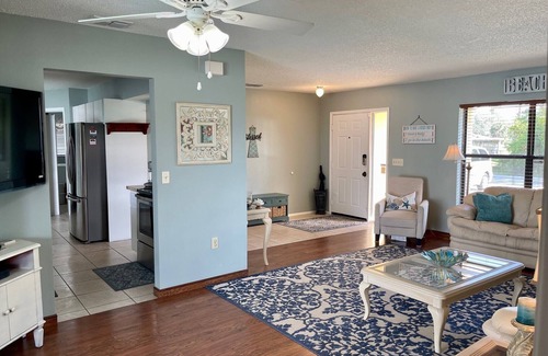South Venice House | Home away from home! Star of Venice! Heated pool, close to beach! Pet-friendly