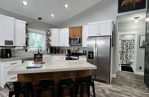 Island Park House | HOME AWAY FROM HOME 🏡