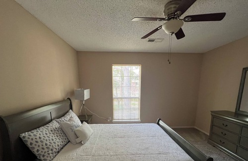 Sugar Land House | Home away from home. Suitable for families close to city center, parks & more