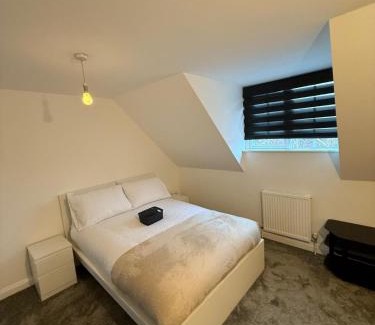 Tamworth House | Home away Tamworth Staffordshire 4 Bedroom 3 Bathroom - Semi Detached House