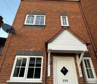 Tamworth House | Home away Tamworth Staffordshire 4 Bedroom 3 Bathroom - Semi Detached House
