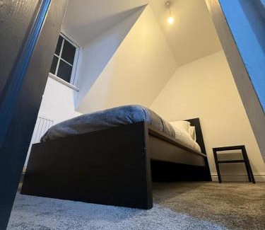 Tamworth House | Home away Tamworth Staffordshire 4 Bedroom 3 Bathroom - Semi Detached House