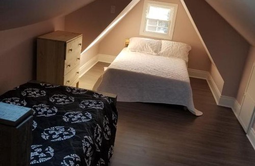 Niagara Falls House | Home away with a hot tub