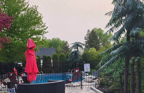 Bradford West Gwillimbury Bed & Breakfast | - Home awaya place you don't want to leave camping , shared pool Bring tent.