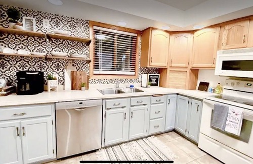 Rochester House | Home Calls the Heart- 10 minutes to Mayo. Split-level home with fenced-in yard.