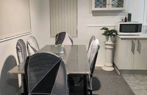 Papatoetoe House | Home close to Amenities and Airport