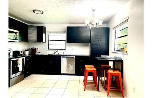 Vero Beach House | Home close to shops, restaurants and beach 3/2