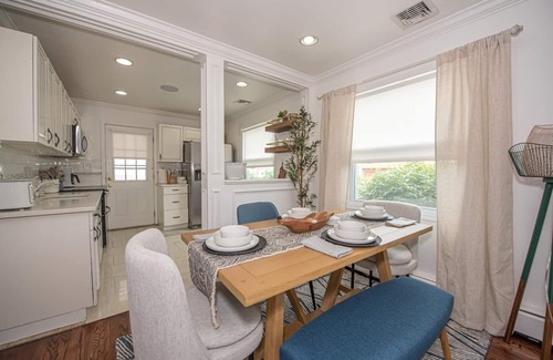 Brentwood House | Home Exquisite English-style decor, enjoy a delightful stay.