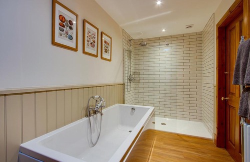 Forfar Bed & Breakfast | Home Farm B&B - Sunflower Room