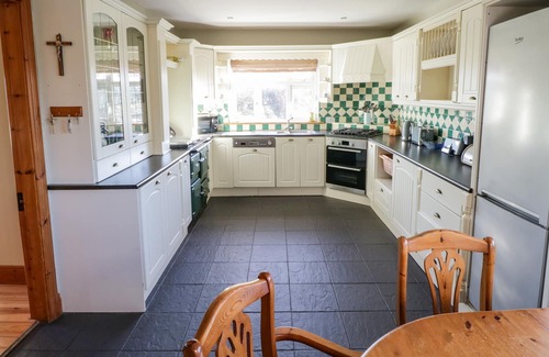 Crosswell Cottage | HOME FARM RETREAT, family friendly in Williamstown, County Galway
