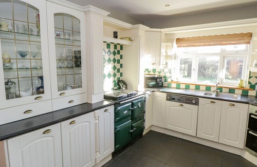 Crosswell Cottage | HOME FARM RETREAT, family friendly in Williamstown, County Galway