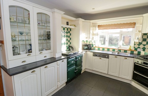 Crosswell Cottage | HOME FARM RETREAT, family friendly in Williamstown, County Galway