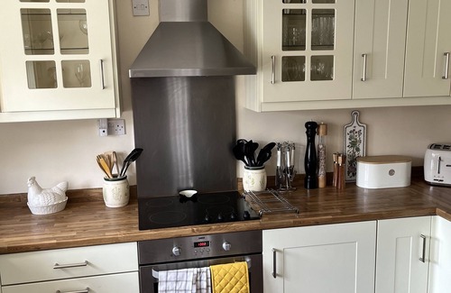 Goodworth Clatford Cottage | Home from home - classic country cottage with all amenities in peaceful village