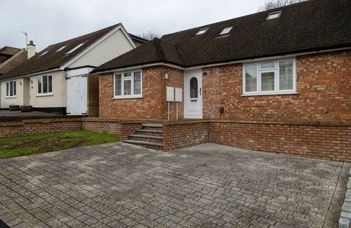 Guildford House | Home in Guildford 4 bed room