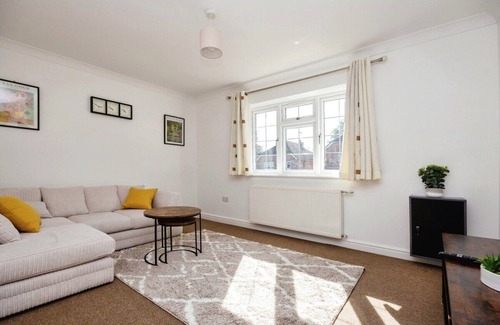 Guildford House | Home in Guildford 4 bed room