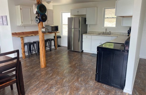 Edwards Cabin | Home in Lake of the Ozarks! Family friendly on MM74! Private Dock!