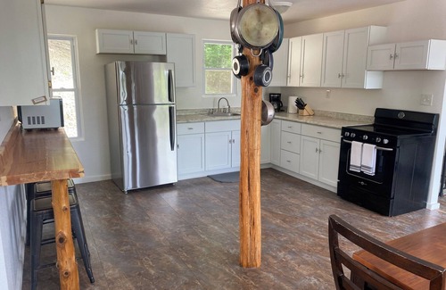 Edwards Cabin | Home in Lake of the Ozarks! Family friendly on MM74! Private Dock!