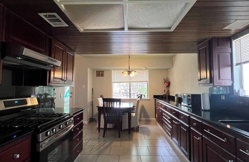 Buckingham Estates House | home in South Austin 1600 sq feet space 4 bedroom
