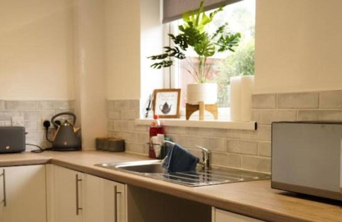 Speke House | Home in Speke- 8 mins walk to airport